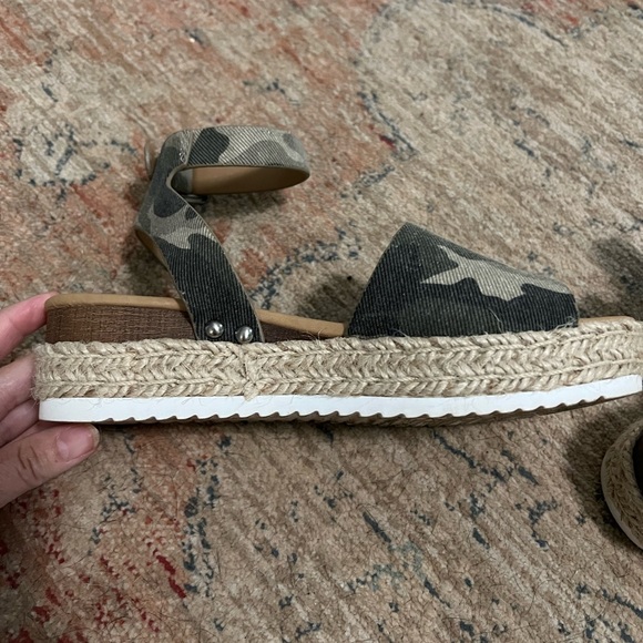 Soda Girl’s Camo Platform Sandals, Size 2 - Picture 8 of 11